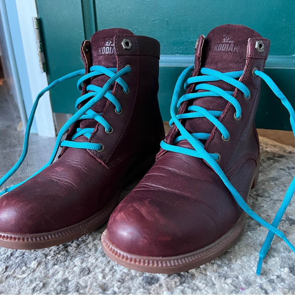 Kodiak Burgundy Boots with Teal Laces